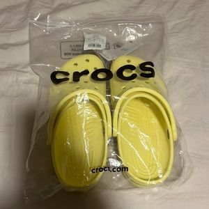 Nwt Banana colored Crocs size women7 mens5